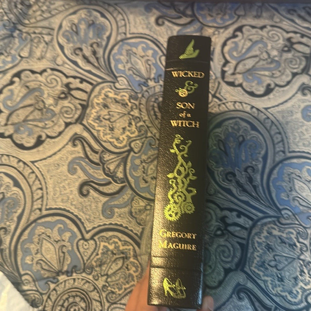 Wicked 2 novel book & Emerald City keychain - Picture 5 of 7